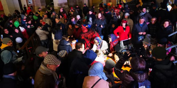 La Befana è atterrata in piazza XX Settembre e ha donato 1200 calze ai bambini