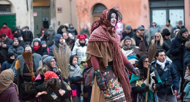 Befane volanti, migliaia di calze da gustare, premi, laboratori e spettacoli aerei: la provincia celebra la Befana