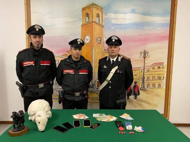 Cocaina nel peluche: arrestate due ragazze
