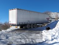 Camion con rimorchio bloccato in curva per improvvisa nevicata, chiusi 2 km della Sp 2