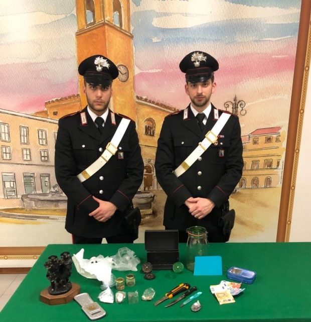 Fano, controlli ai passeggeri dei bus. I carabinieri arrestano 36enne per droga