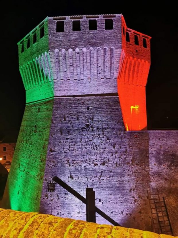 Il tricolore illumina la Rocca di Mondavio e il Municipio di Terre Roveresche