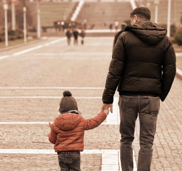 Coronavirus: sì alla camminata genitore-figli. Jogging ammesso