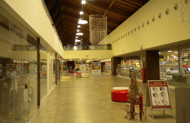 Palestre, spettacoli, congressi, corsi, meeting, tutti i divieti. Ecco le limitazioni per i Centri commerciali