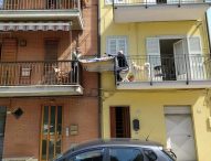 Coronavirus, nelle Marche pranzo della domenica tra due balconi