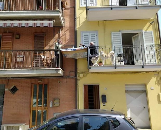 Coronavirus, nelle Marche pranzo della domenica tra due balconi