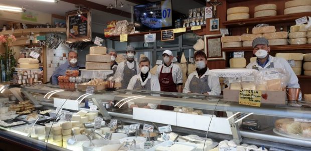 Pesaro Urbino, supermercati e imprese dell’alimentare lanciano allarme: “Rischiamo di chiudere per mancanza di mascherine”