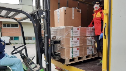 Ad Ancona arrivate le prime mascherine donate alle Marche dalla Cina