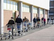 La segnalazione degli operatori: “La spesa più volte al giorno come scusa per uscire di casa”