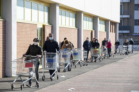 La segnalazione degli operatori: “La spesa più volte al giorno come scusa per uscire di casa”