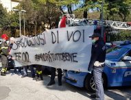 L’omaggio delle Forze dell’ordine al personale dell’ospedale di Pesaro