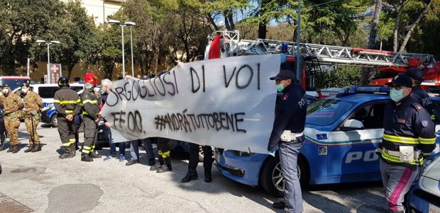 L’omaggio delle Forze dell’ordine al personale dell’ospedale di Pesaro