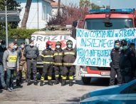 “Voi in corsia, noi in strada. Insieme ce la faremo”: saluto e omaggio di Forze dell’ordine e Sindaco agli operatori dell’ospedale di Fano