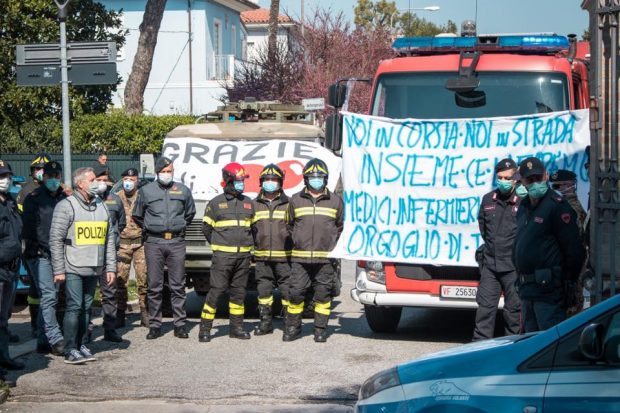 “Voi in corsia, noi in strada. Insieme ce la faremo”: saluto e omaggio di Forze dell’ordine e Sindaco agli operatori dell’ospedale di Fano
