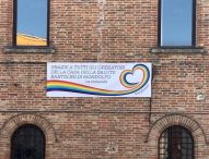 Mondolfo, sul Palazzo comunale esposto lo striscione per ringraziare gli operatori della Casa della Salute