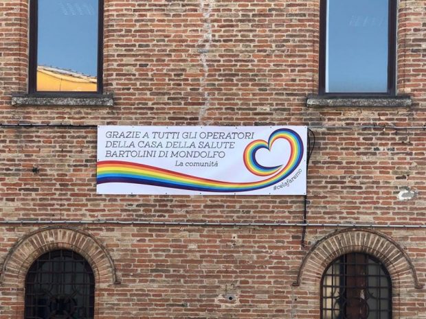 Mondolfo, sul Palazzo comunale esposto lo striscione per ringraziare gli operatori della Casa della Salute
