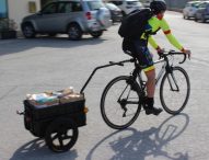 A Fano l’emporio ae consegna la spesa a domicilio in bicicletta grazie al giovane campione Manuel Checcucci