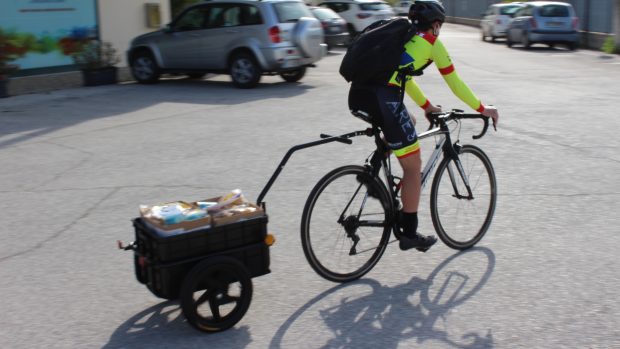 A Fano l’emporio ae consegna la spesa a domicilio in bicicletta grazie al giovane campione Manuel Checcucci