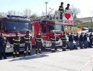 Coronavirus, omaggio delle forze dell’ordine ai sanitari all’ospedale di Torrette