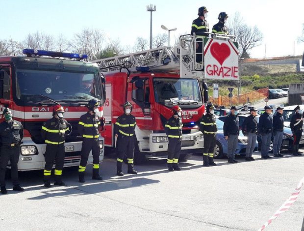 Coronavirus, omaggio delle forze dell’ordine ai sanitari all’ospedale di Torrette
