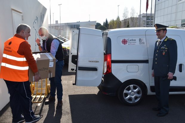 Controlli e solidarietà: i finanzieri di Pesaro donano generi alimentari alla Caritas diocesana