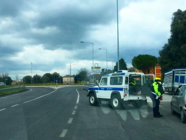 Coronavirus, a Fano infermiera positiva sorpresa in giro: denunciata