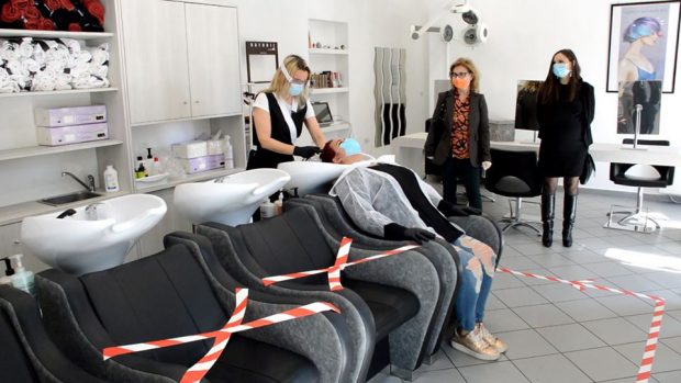 Parrucchiere ed estetiste sperimentano ripartenza, nelle Marche si punta a riaprire il 18 maggio