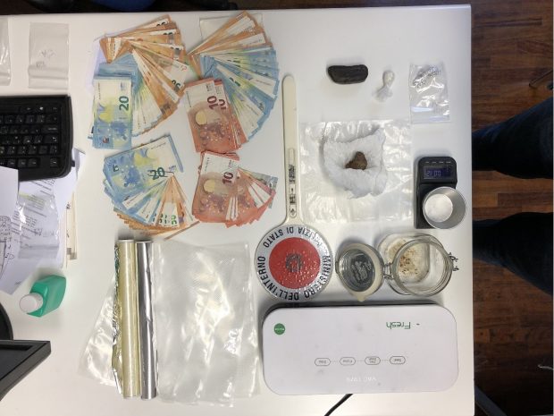 Hashish, oppio, cocaina: arrestato 31enne. In casa 4200 euro