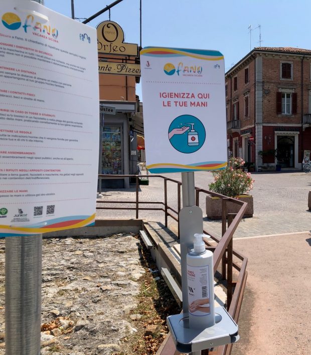Fano ‘vacanza sicura’, cartellonistica e colonnine con gel igienizzanti per porre l’attenzione sul periodo Covid