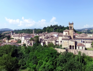 Nel week-end a Pergola Colori e Tinte a Tavola con piazza Ginevri che diventa un accogliente giardino