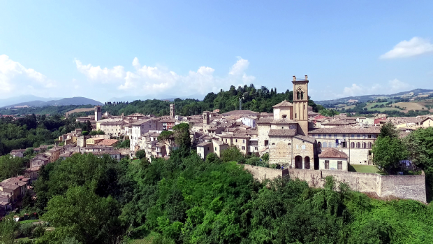 Nel week-end a Pergola Colori e Tinte a Tavola con piazza Ginevri che diventa un accogliente giardino