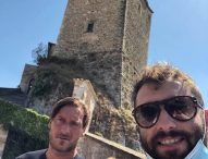 Totti e Ilary Blasi a Frontone: selfie con il sindaco e tappa al rifugio del Catria