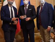 Il Presidente Conte riceve dalla Svim la moneta celebrativa del V centenario Raffaellesco: “Presto sarò nelle Marche e farò visita a Urbino”