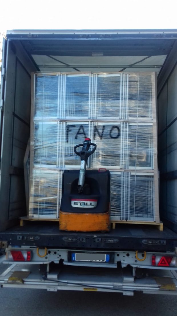 Fano, arrivati i nuovi banchi scolastici