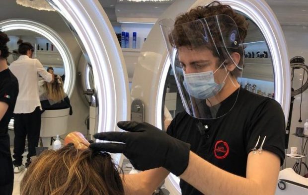 Allarme tra acconciatori ed estetiste per abusivismo e rischio nuove chiusure