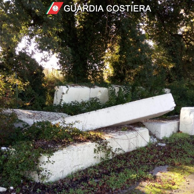 Pesaro, la guarda costiera sequestra area di rifiuti abbandonati