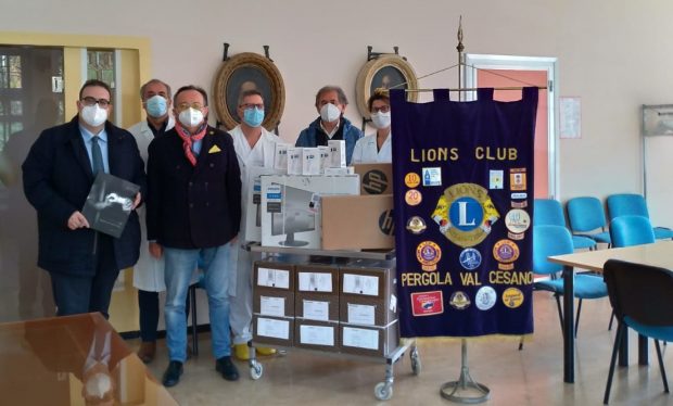 Il Lions Club Pergola Valcesano dona all’ospedale Santi Carlo e Donnino 5 computer e 6 termoscanner