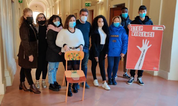 Giornata internazionale contro la violenza sulle donne, in tutta Fano la grafica realizzata dai ragazzi della 4B del Polo3