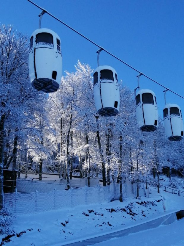 Monte Catria: la neve c’è e la cabinovia riapre. Tutto pronto per un week-end ad alta quota