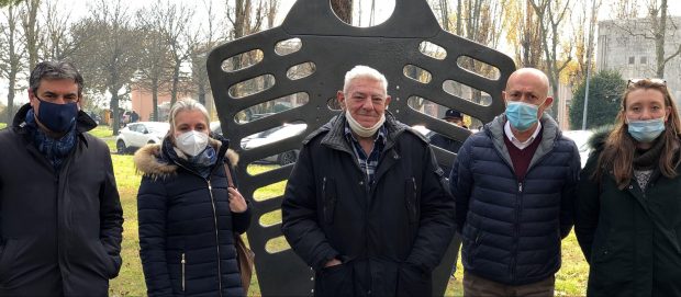 Fano, dopo gli atti di vandalismo la scultura di Polifemo torna nel quartiere del Vallato