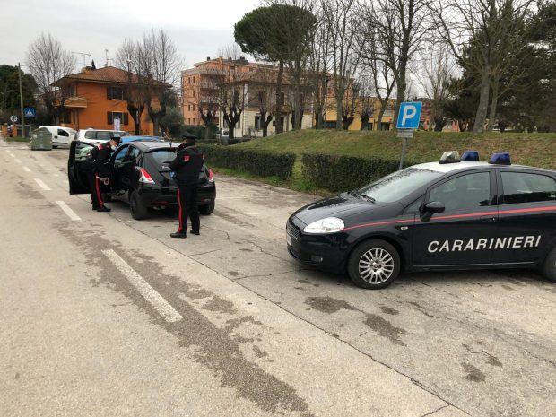Le rubano l’auto mentre fa spesa, ladro arrestato dai carabinieri
