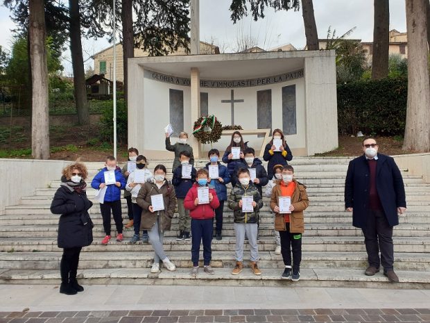 Educazione civica a scuola, il sindaco di San Lorenzo Dellonti consegna la Costituzione e dialoga con gli alunni