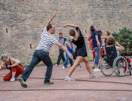 Danza, teatro, inclusione sociale: l’Europa premia ancora l’associazione di Pergola Ijshaamanka
