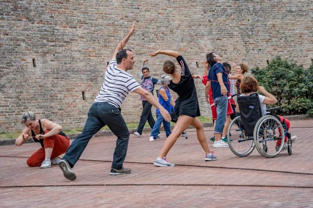 Danza, teatro, inclusione sociale: l’Europa premia ancora l’associazione di Pergola Ijshaamanka
