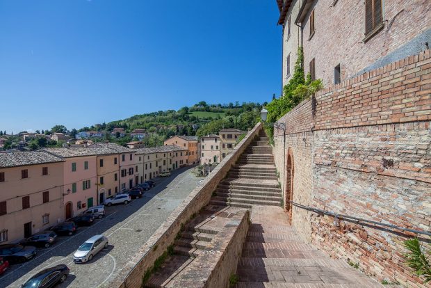 La cinta muraria di Cartoceto tornerà a splendere: arrivano 1,5 milioni di euro