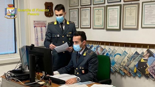 Fiamme gialle Pesaro fermano un giro di false fatture per 25 milioni di euro nel settore alimenti e bevande