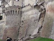 Crolla porzione di mura storiche di Corinaldo, evacuate 10 famiglie