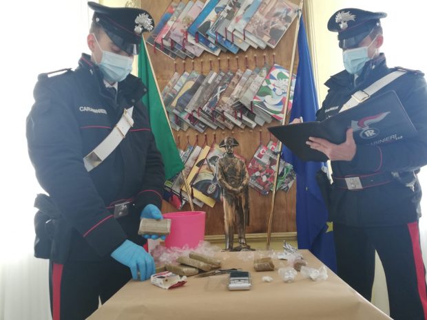 Fossombrone, oltre mezzo chilo di droga in casa. In due fermati dai carabinieri
