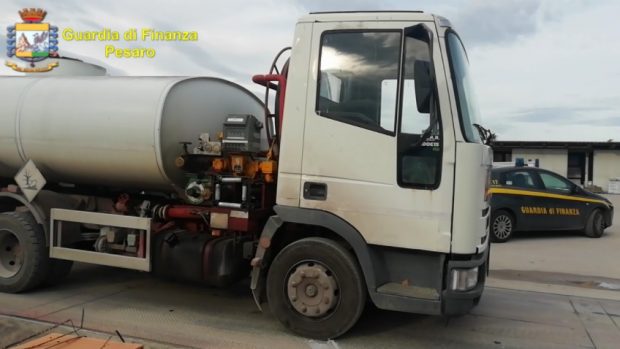 Controlli anticontrabbando, Fiamme gialle sequestrano a Marotta 150 litri di gasolio illecito
