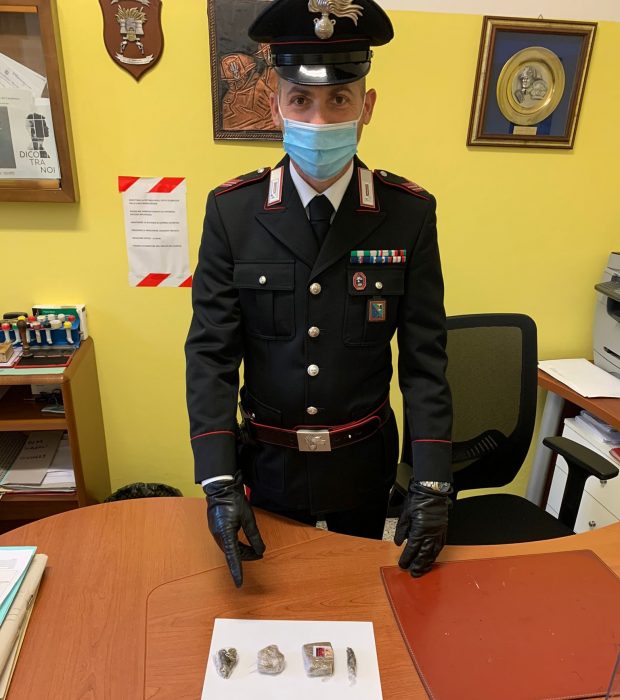 Mondolfo: nascondevano in auto un etto di hashish, tre giovani nei guai